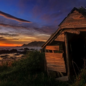 Nugget Point abandoned beach shack sunrise