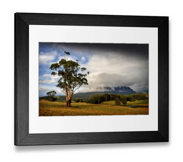 Framed Print : A view to mount Roland near the rural town of Sheffield, in central Tasmania