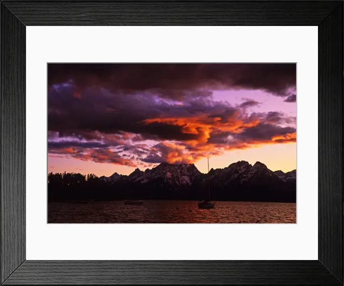 Framed Print : A beautiful coloured dawn casts its glow over Jackson lake in the Grand Tetons, Wyoming