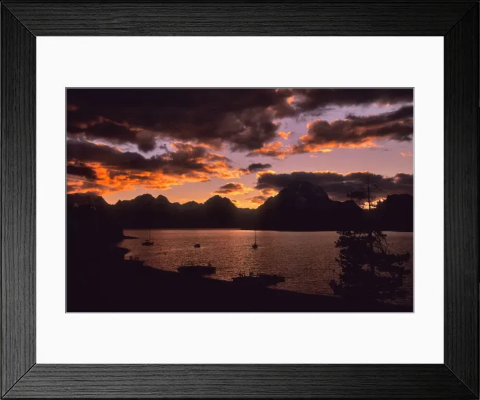 Framed Print : A beautiful coloured dawn casts its glow over Jackson lake in the Grand Tetons, Wyoming