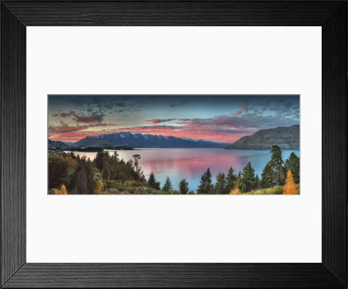 Framed Print : Beautiful lake Wakitipu, Otago, during the autumn season, south island, New Zealand