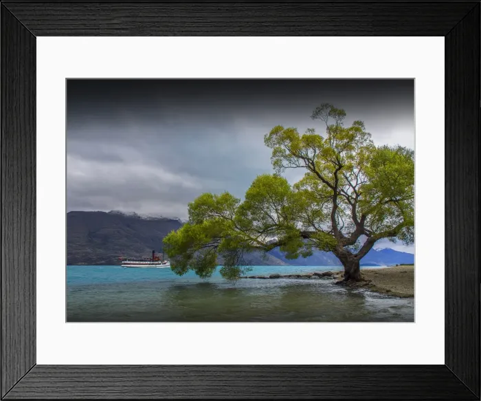 Framed Print : Beautiful lake Wakitipu, Otago, during the autumn season, south island, New Zealand Framed Print : Beautiful lake Wakitipu, Otago, during the autumn season, south island, New Zealand