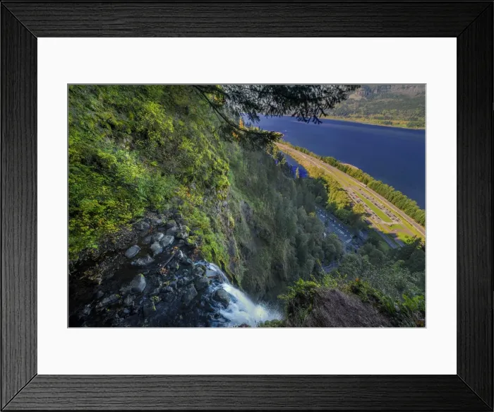 Framed Print : Multnomah falls, Columbia river gorge, Oregon, USA Framed Print : Multnomah falls, Columbia river gorge, Oregon, USA