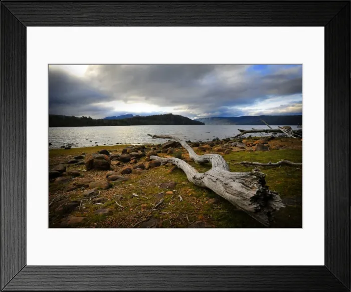 Framed Print : Lake St. Clair with views to the distant mountain range, Central Tasmania