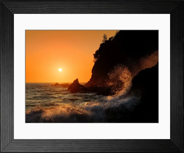 Framed Print : The Setting sun ready to dip below the horizon at Anson Bay, Norfolk Island, south Pacific