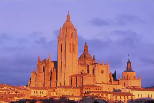 Spain, Castilla-Leon, Segovia, Cathedral, dusk
