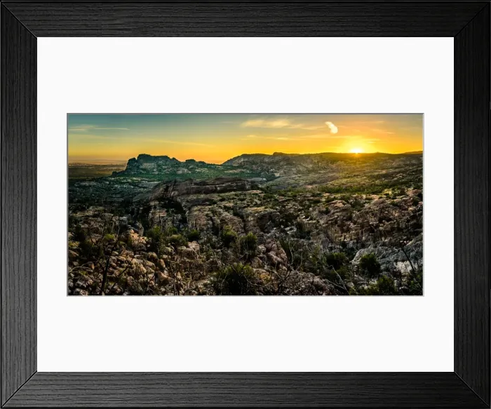 Framed Print : Sunrise over Hollow Mountain in Northen Grampians, Victoria Framed Print : Sunrise over Hollow Mountain in Northen Grampians, Victoria