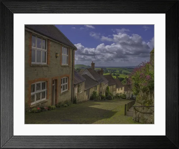 Framed Print : Gold hill, a famous cobbled street in Shaftsbury, Dorset, England, United Kingdom