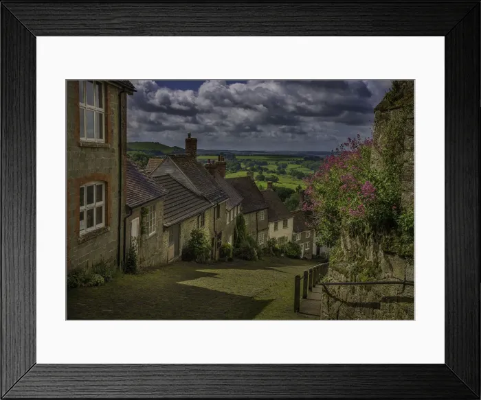 Framed Print : Gold hill, a famous cobbled street in Shaftsbury, Dorset, England, United Kingdom Framed Print : Gold hill, a famous cobbled street in Shaftsbury, Dorset, England, United Kingdom