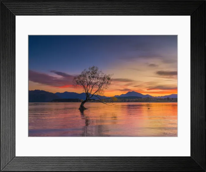 Framed Print : Autumn colours at Lake Wanaka, south Island of New Zealand Framed Print : Autumn colours at Lake Wanaka, south Island of New Zealand