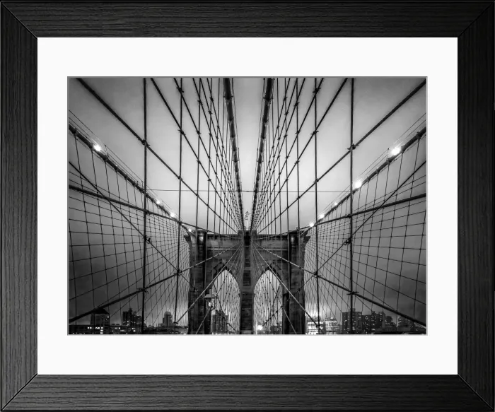 Framed Print : Brooklyn Bridge and Manhattan skyline at dusk under a cloud of fog in black and white Framed Print : Brooklyn Bridge and Manhattan skyline at dusk under a cloud of fog in black and white