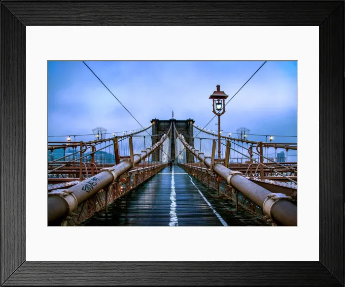 Framed Print : Brooklyn Bridge at dusk under a cloud of fog Framed Print : Brooklyn Bridge at dusk under a cloud of fog
