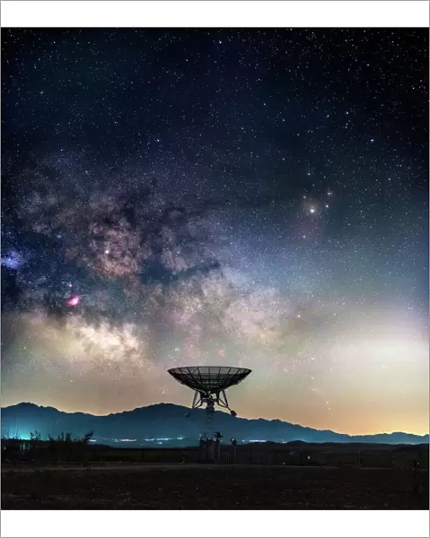 Milky way above radio telescope