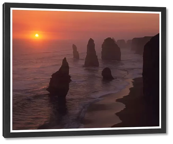 Australia, Victoria, Port Campbell, Twelve Apostles at sunset