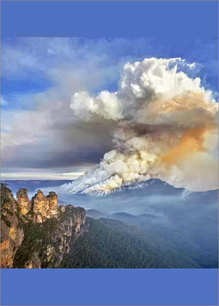 Three Sisters and large smoke cloud, bushfire, forest fire, Blue Mountains National Park