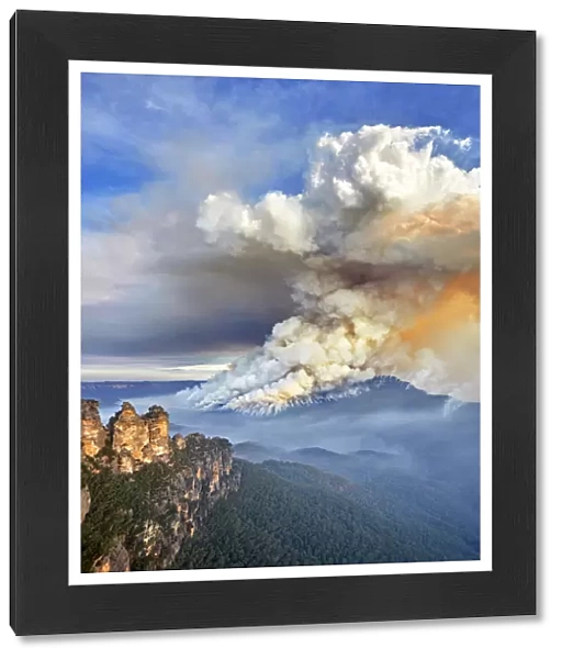 Three Sisters and large smoke cloud, bushfire, forest fire, Blue Mountains National Park
