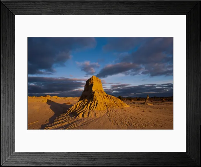 Framed Print : MUNGO. A Kangaroo at the Great Wall of China Mungo National Park, NSW Australia