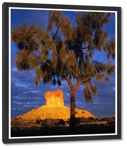 Australia, Northern Territory, Simpson Desert, Sandstone pillar