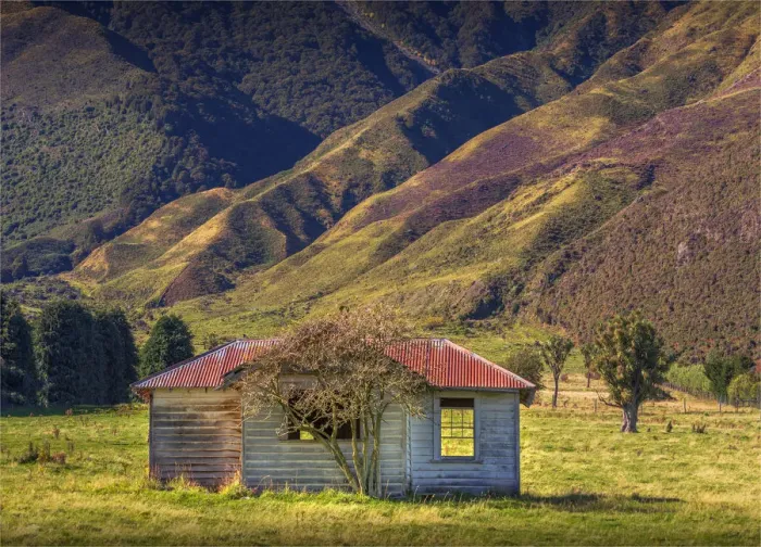 Framed Print : Abandoned old house, Hst Pass in the mountains of the South Island of New Zealand