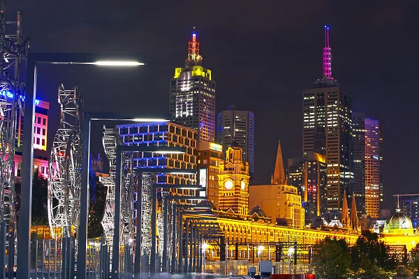 Australia, Melbourne, footbridge on Melbourne skyline