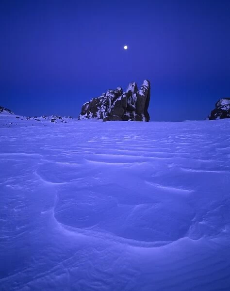 Australia, New South Wales, moon over Ramshead Range, dusk