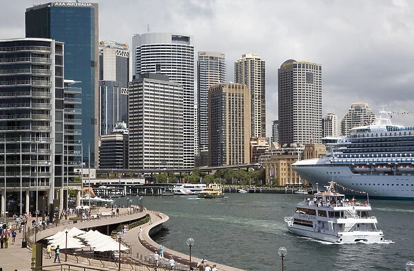 Australia, Sydney, tourist boat and cruise ship in Circular Quay