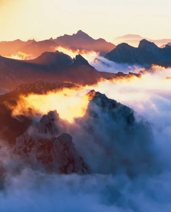 Framed Print : Australia, Tasmania, mountains and fog at sunrise Framed Print : Australia, Tasmania, mountains and fog at sunrise