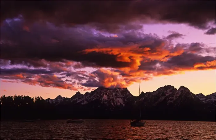 Framed Print : A beautiful coloured dawn casts its glow over Jackson lake in the Grand Tetons, Wyoming