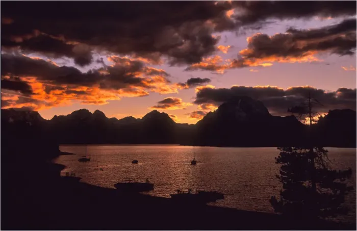 Framed Print : A beautiful coloured dawn casts its glow over Jackson lake in the Grand Tetons, Wyoming