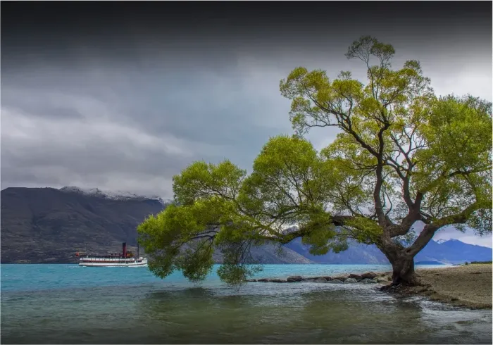 Framed Print : Beautiful lake Wakitipu, Otago, during the autumn season, south island, New Zealand Framed Print : Beautiful lake Wakitipu, Otago, during the autumn season, south island, New Zealand