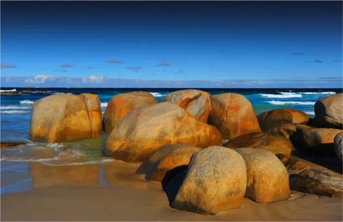 Framed Print : Beer Barrel beach, east coastline of Tasmania, Australia