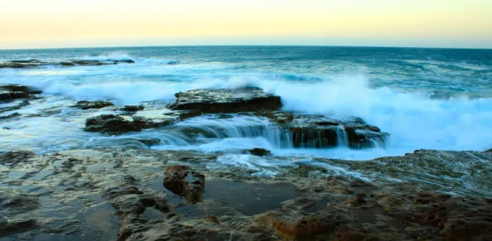 Framed Print : Breaking waves on the rocks in Kalbarri Framed Print : Breaking waves on the rocks in Kalbarri