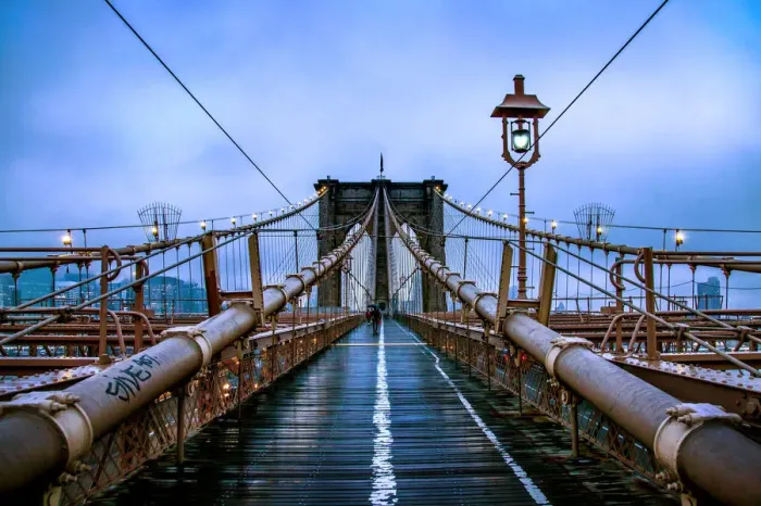 Framed Print : Brooklyn Bridge at dusk under a cloud of fog Framed Print : Brooklyn Bridge at dusk under a cloud of fog
