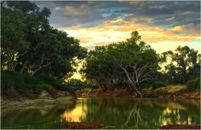 Framed Print : The Cooper Creek in flood during the winter months, in the remote outback near Innamincka, South Australia