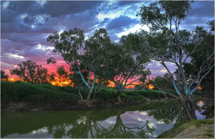 Framed Print : The Cooper Creek in flood during the winter months, in the remote outback near Innamincka, South Australia