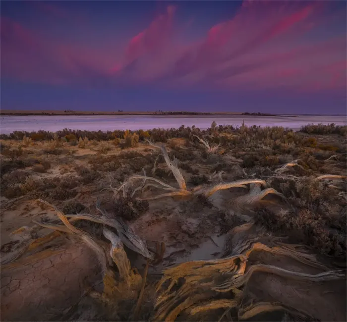 Framed Print : Dawn light on Lake Tyrrell, near the town of SeaLake, in the Wimmera District of Victoria, Australia