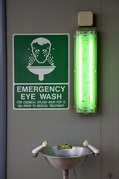 Emergency eye wash station