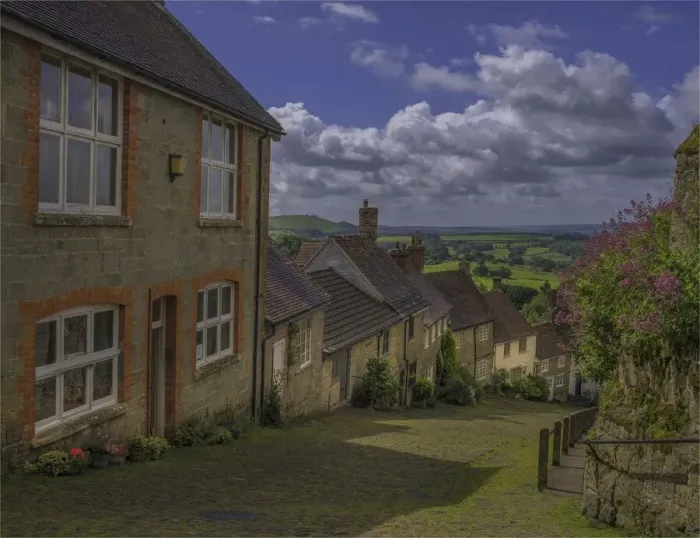 Framed Print : Gold hill, a famous cobbled street in Shaftsbury, Dorset, England, United Kingdom