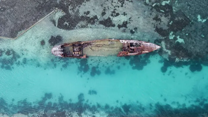 Framed Print : Heron Island Shipwreck