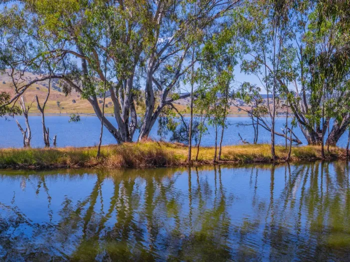Framed Print : Hume lake in summer, bursting to capacity after spring rains, in the Upper Murray region Framed Print : Hume lake in summer, bursting to capacity after spring rains, in the Upper Murray region