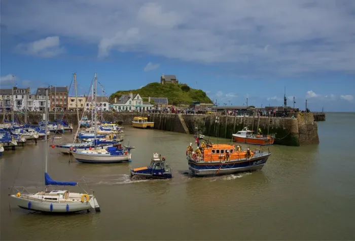 Framed Print : Lifeboat launch