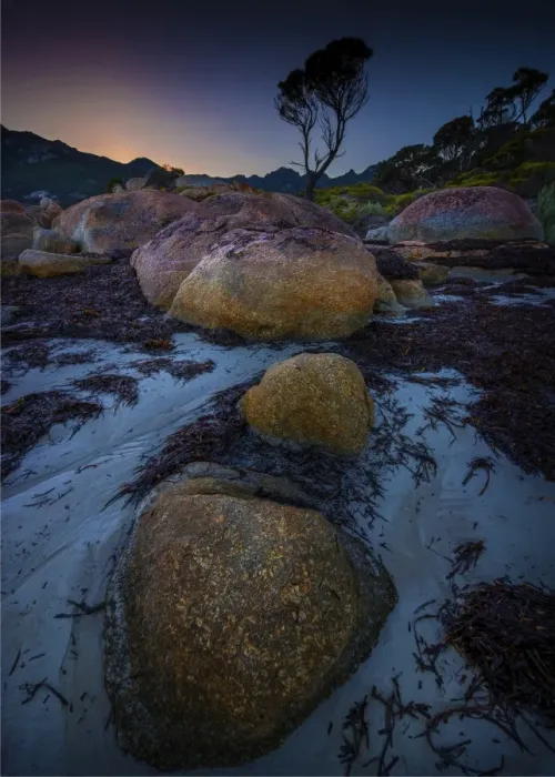 Framed Print : Low tide along the shoreline of Fotheringate beach, Flinders Island, Bass Strait, Tasmania, Australia