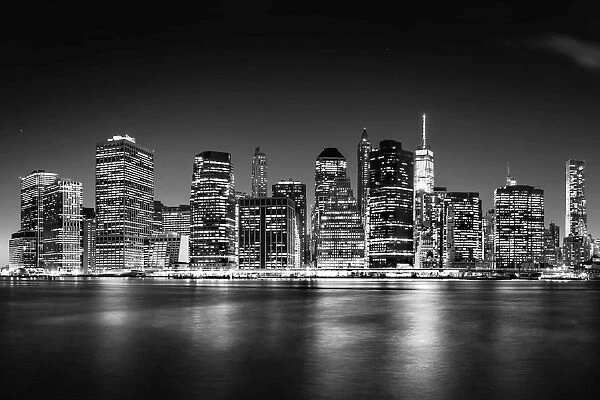 Manhattan skyline from Brooklyn Bridge Park in black and white