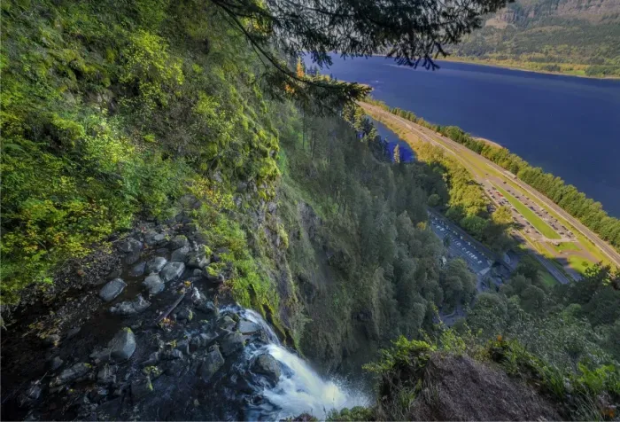 Framed Print : Multnomah falls, Columbia river gorge, Oregon, USA Framed Print : Multnomah falls, Columbia river gorge, Oregon, USA