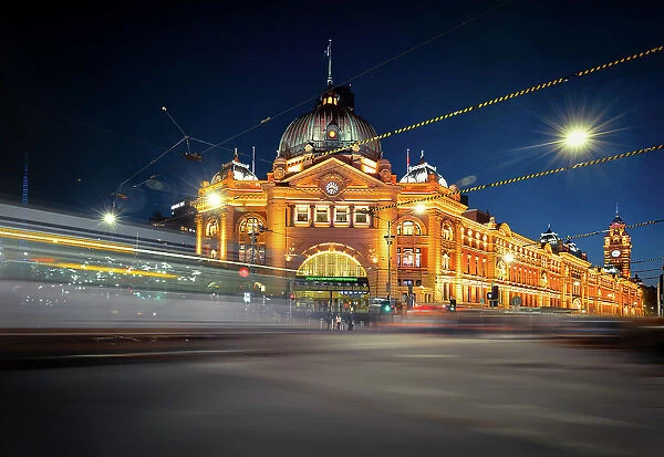 night scene of Melbourne Flinders station