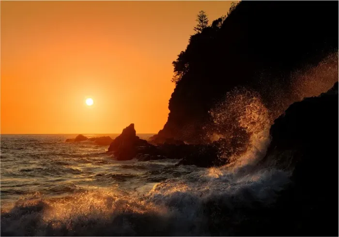 Framed Print : The Setting sun ready to dip below the horizon at Anson Bay, Norfolk Island, south Pacific