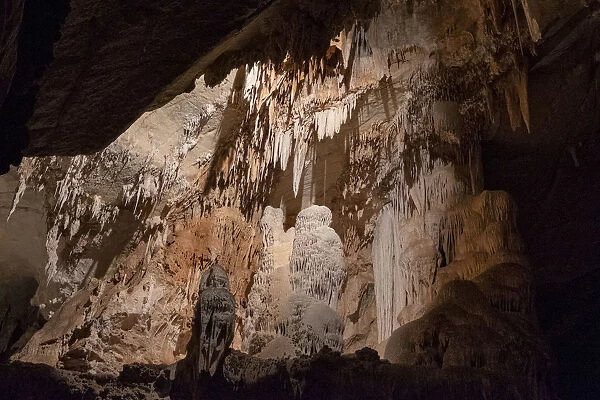 Stalagmite and stalactite in Fig Tree Cave, Wombeyan Caves