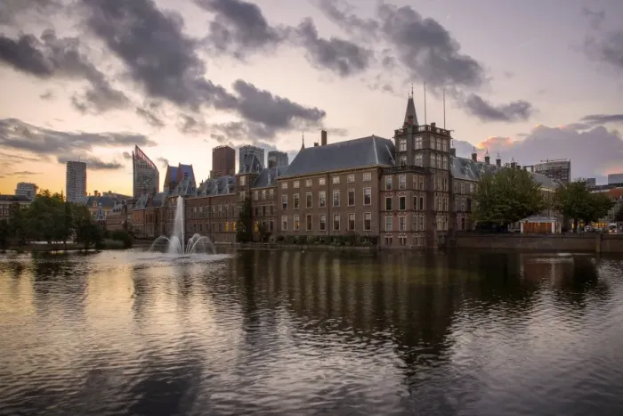 Framed Print : Sunrise with the Binnenhof (Inner Court) with the Hofvijver Lake, Hague, Netherlands