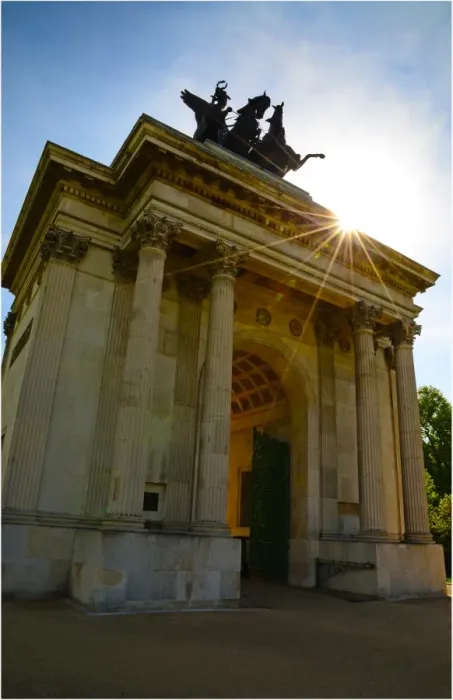 Framed Print : Sunstar on Wellington Arch, London, England, United Kingdom Framed Print : Sunstar on Wellington Arch, London, England, United Kingdom