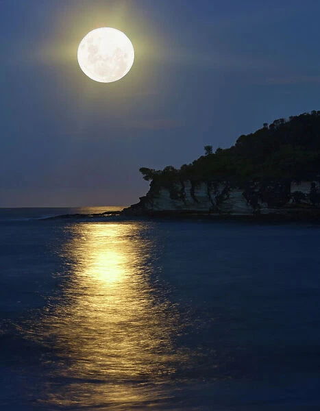 Super Moon rise over Pearl beach